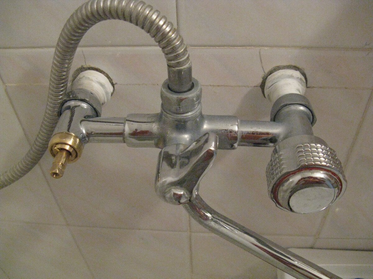 Резьба на смесителе в ванной. Смеситель venta vk343ds барашковый для ванны из нержавейки. Кран моно сантехнический с душем. Nicolazzi смеситель установленный на ванну на 4 краника. Советский смеситель св-1.