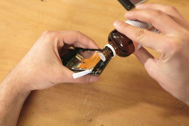 Обработка телефона с помощью этилового спирта