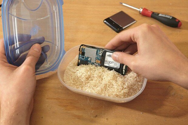 Осушение телефона с помощью риса бесполезно и даже вредно