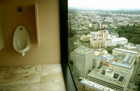 Туалет с видом на город