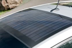 Солнечные панели из гибкого материала размещаются на крыше любого авто