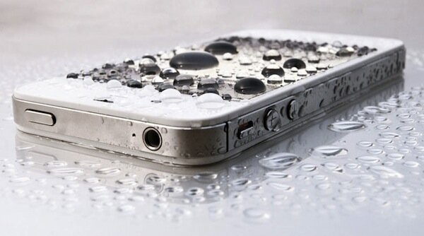 Вытащив телефон из воды, сразу же протрите его тканью или салфеткой